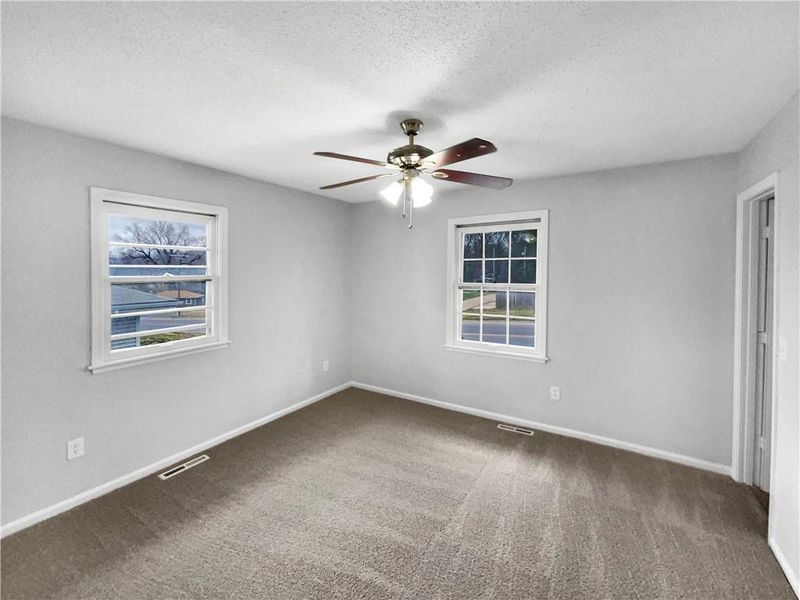 9826 Hillcrest Rd, Kansas City, MO 64134