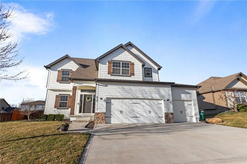 830 SW 35th Ter, Lee's Summit, MO 64082