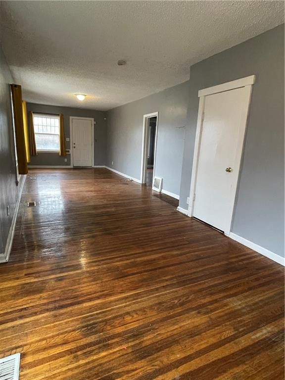 6747 Chestnut Ave, Kansas City, MO 64132