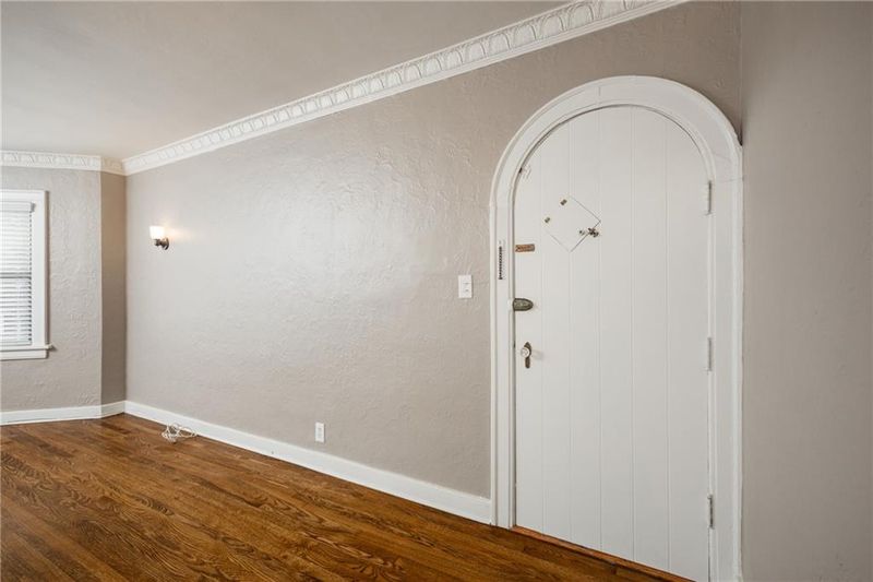 4504 Broadway St #2N, Kansas City, MO 64111