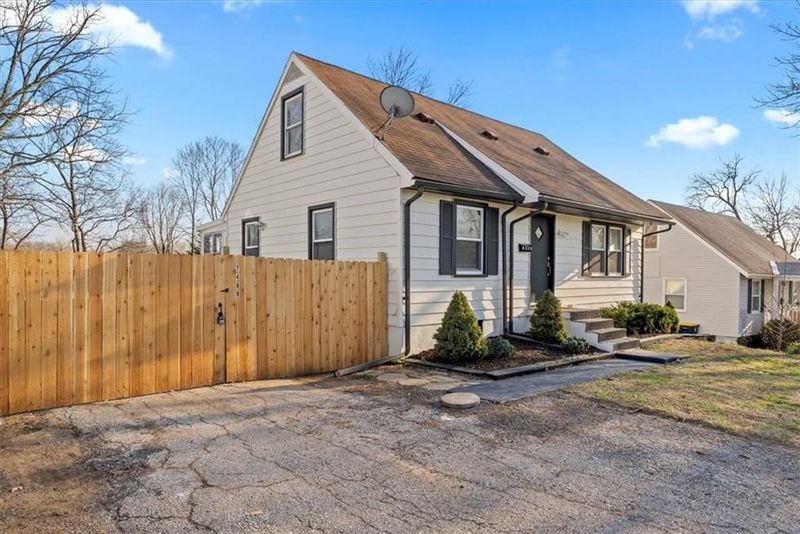 7409 E 50th St, Kansas City, MO 64129