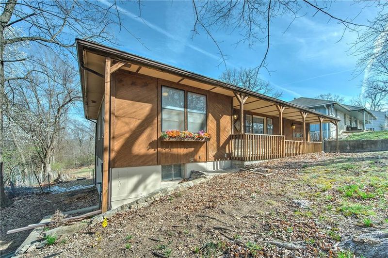 8620 E 32nd St, Kansas City, MO 64129
