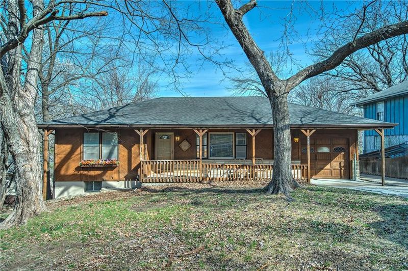 8620 E 32nd St, Kansas City, MO 64129
