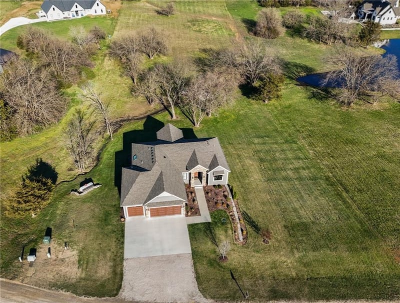 976 E 1512 Rd, Lawrence, KS 66046