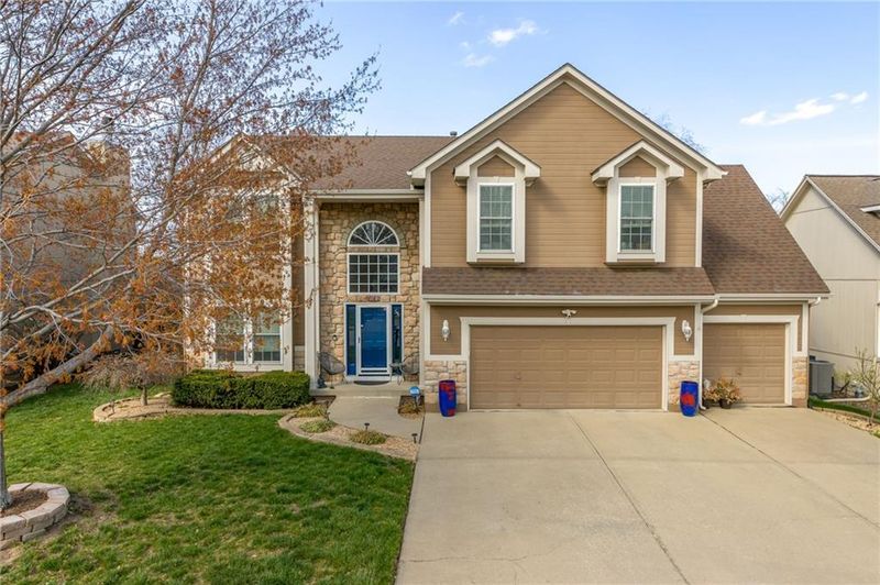 107 NE Lamplighter Ln, Blue Springs, MO 64014