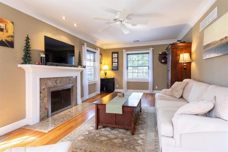 5736 Cherry St, Kansas City, MO 64110