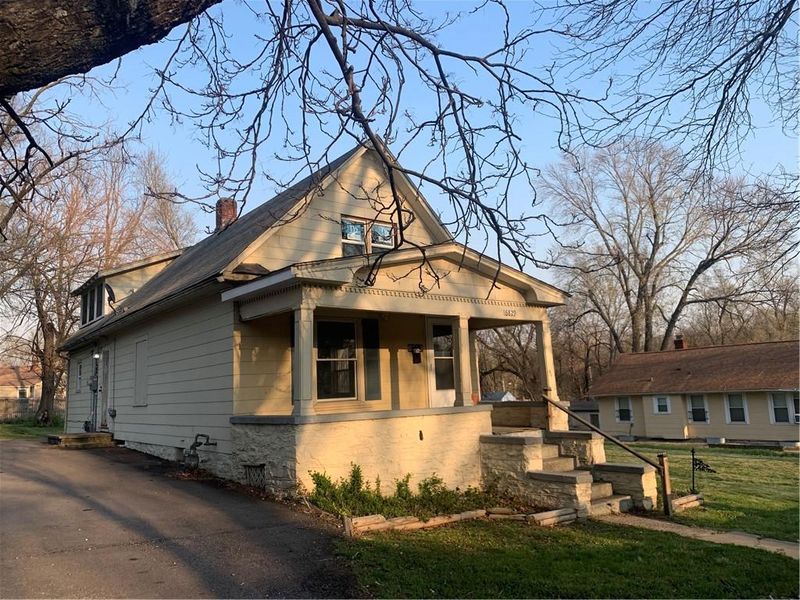 6829 College Ave, Kansas City, MO 64132