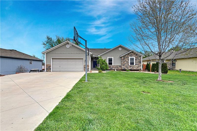 15554 Elm St, Basehor, KS 66007