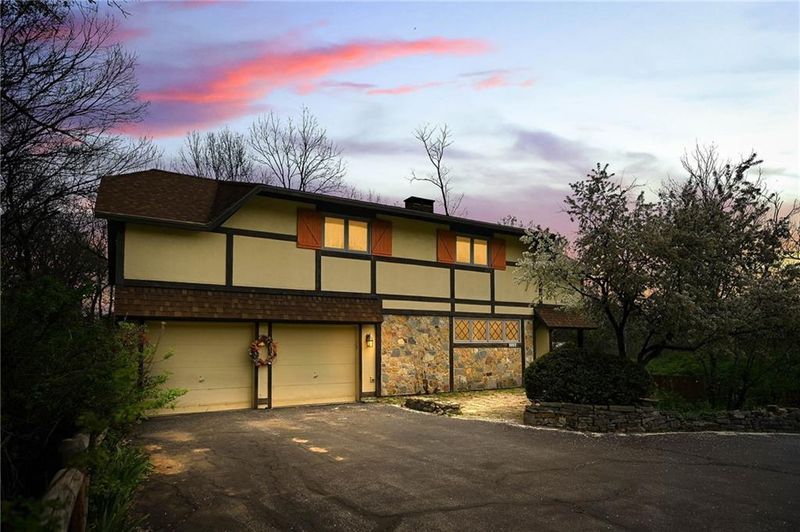 7403 Oak Dr, Kansas City, MO 64152