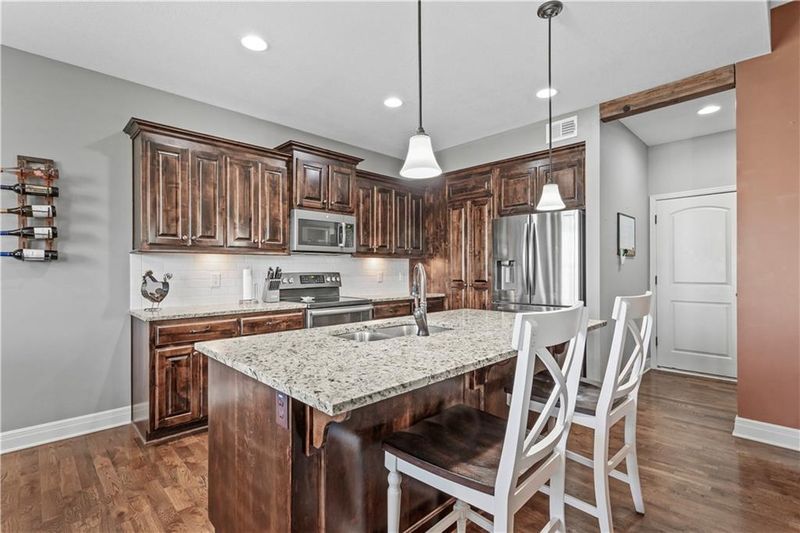 708 Pine Ct, Basehor, KS 66007
