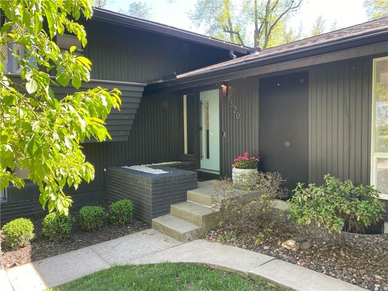 9520 Madison Ave, Kansas City, MO 64114
