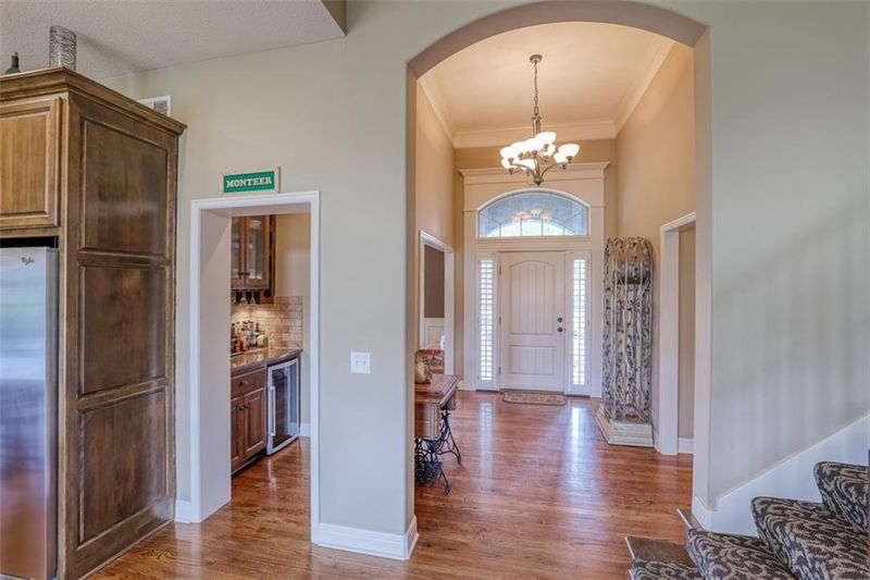 1426 Young Cir, Raymore, MO 64083