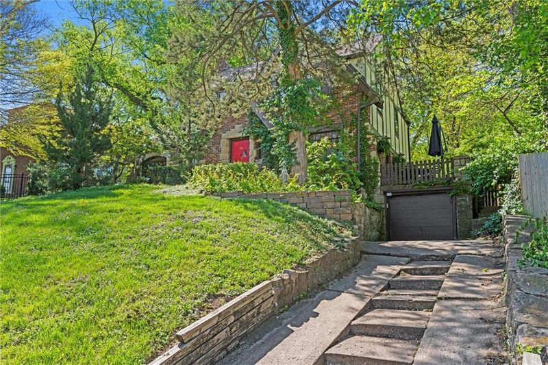 421 E 55th St, Kansas City, MO 64110