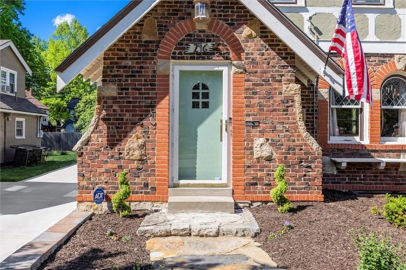 246 E 73rd St, Kansas City, MO 64114