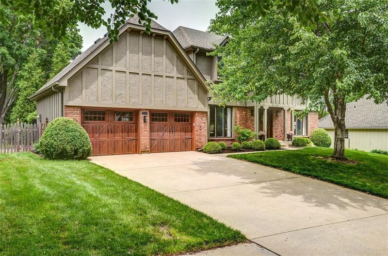 10112 W 121st St, Overland Park, KS 66213