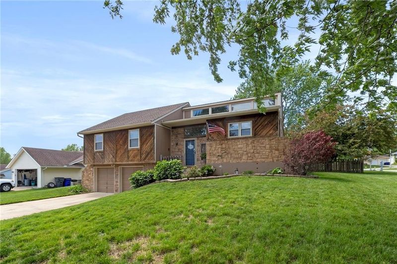 13100 S Brougham Dr, Olathe, KS 66062
