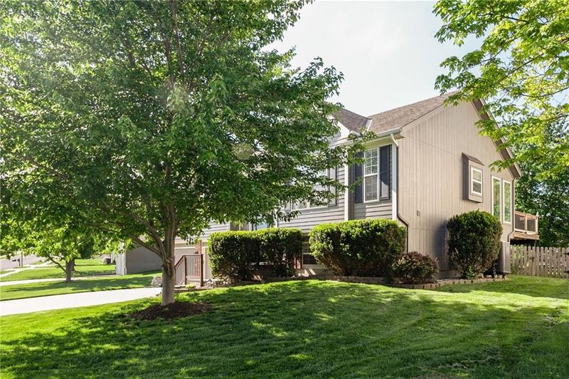 11268 N Summit St, Kansas City, MO 64155