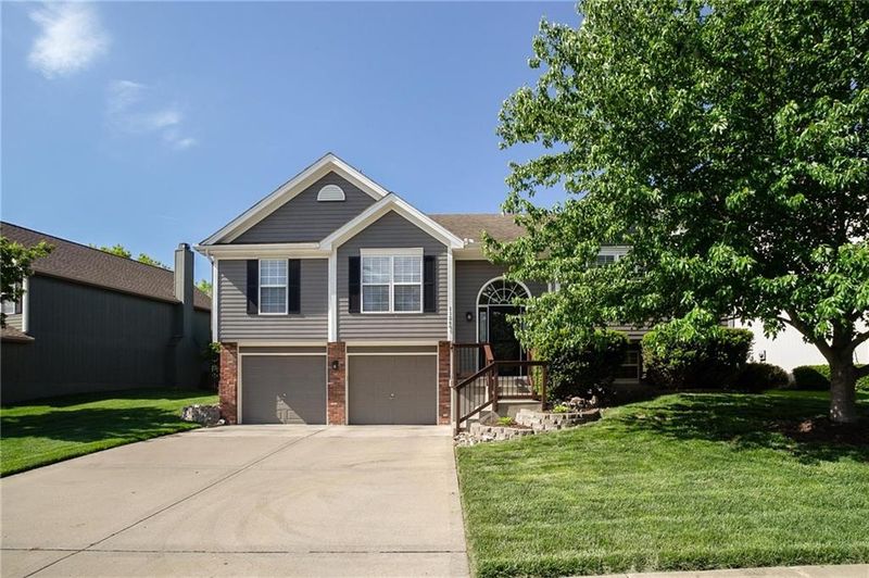 11268 N Summit St, Kansas City, MO 64155