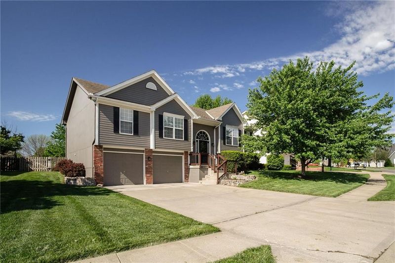 11268 N Summit St, Kansas City, MO 64155