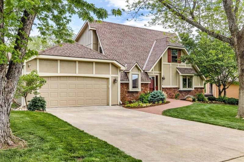 4208 Wimbledon Dr, Lawrence, KS 66047