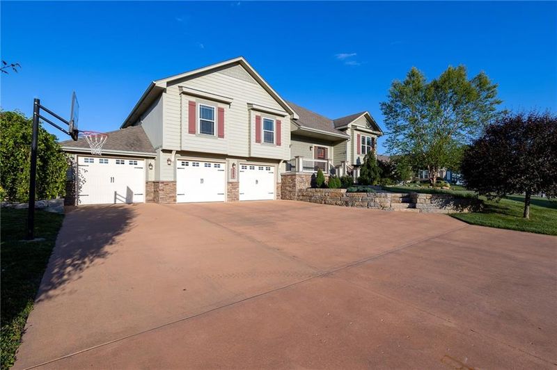 22617 Frontier Dr, Peculiar, MO 64078