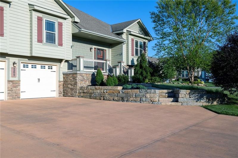 22617 Frontier Dr, Peculiar, MO 64078