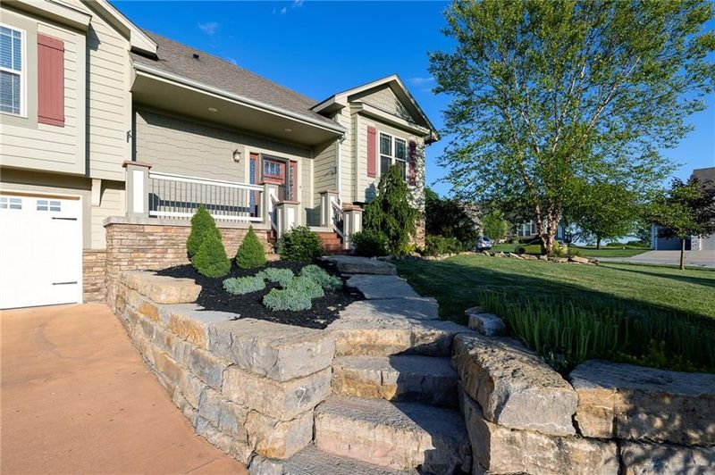 22617 Frontier Dr, Peculiar, MO 64078