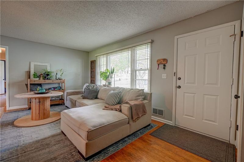8622 E 52nd St, Kansas City, MO 64129