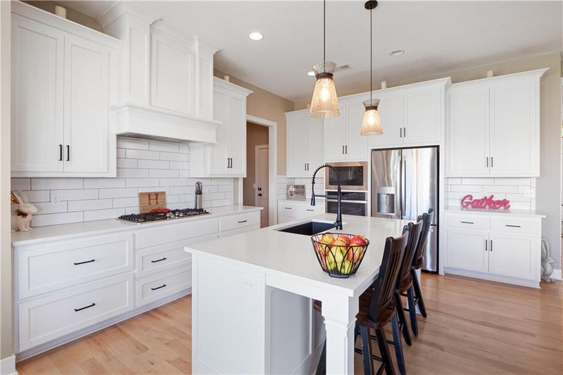 9073 Mesquite St, Lenexa, KS 66227