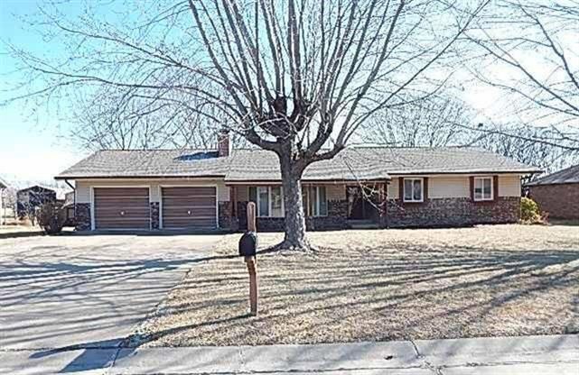 513 Kansas Dr, Iola, KS 66749