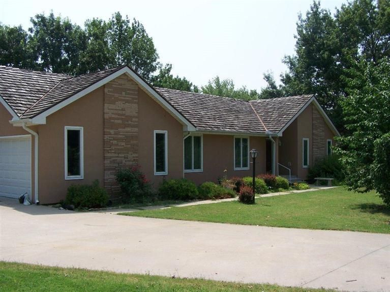 2 Par Dr, Iola, KS 66749
