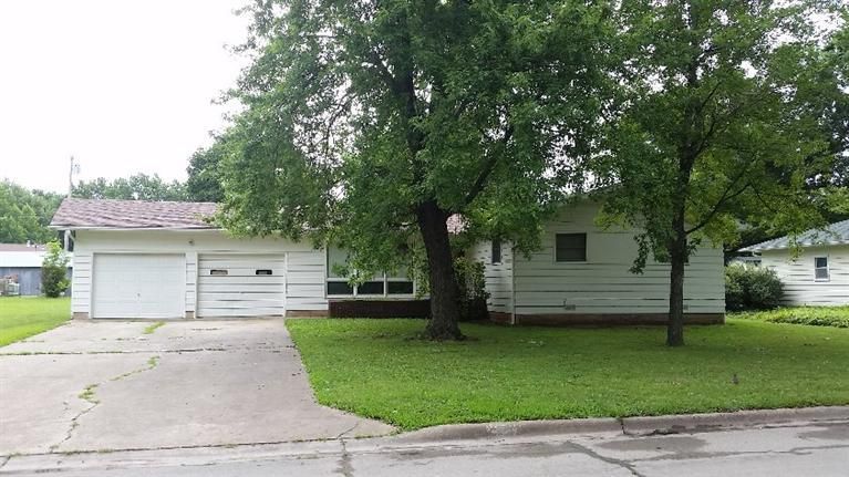 218 N 17th St, Fredonia, KS 66736