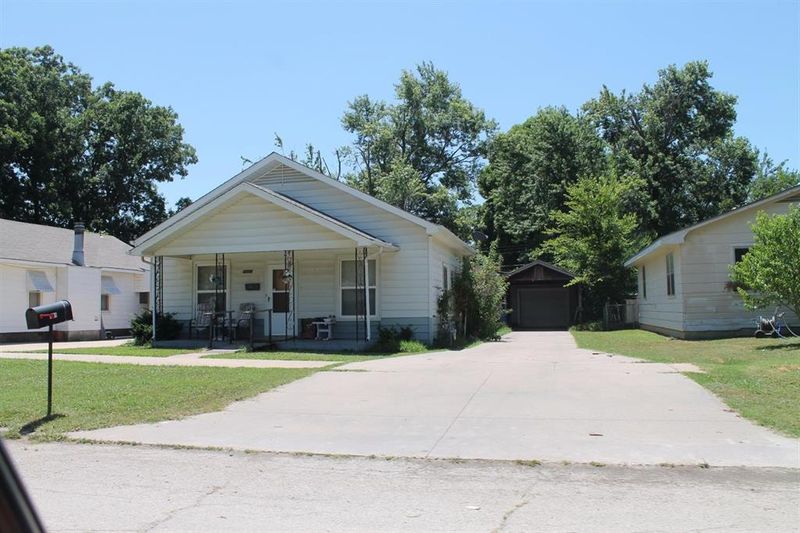 1009 W 10th St, Coffeyville, KS 67337