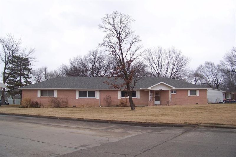 918 W 10th St, Chanute, KS 66720