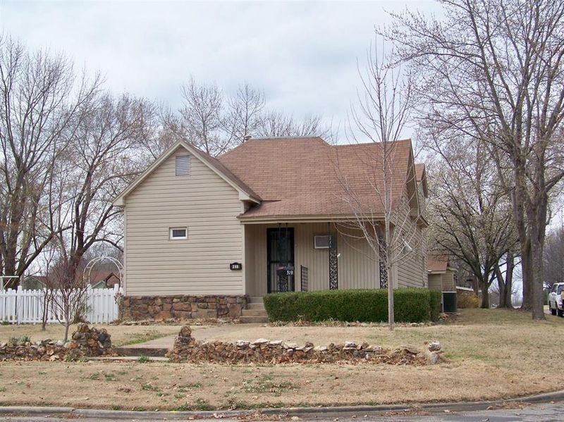 319 N Lafayette Ave, Chanute, KS 66720