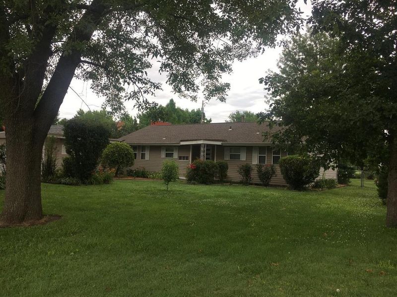 313 Leawood Dr, Parsons, KS 67357