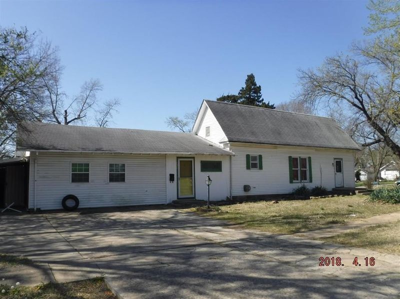 1027 W Chestnut St, Independence, KS 67301