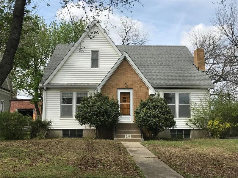 308 E Maple St, Independence, KS 67301