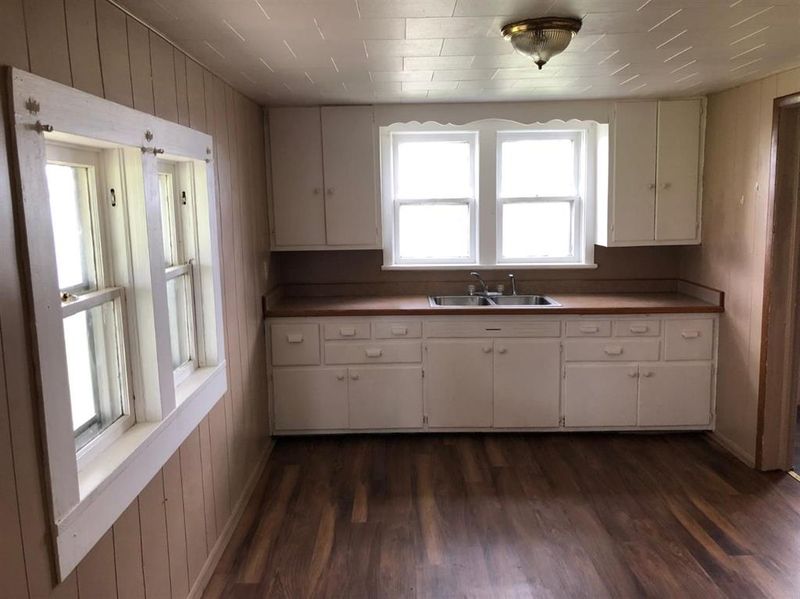 17100 Pratt Rd, Parsons, KS 67357