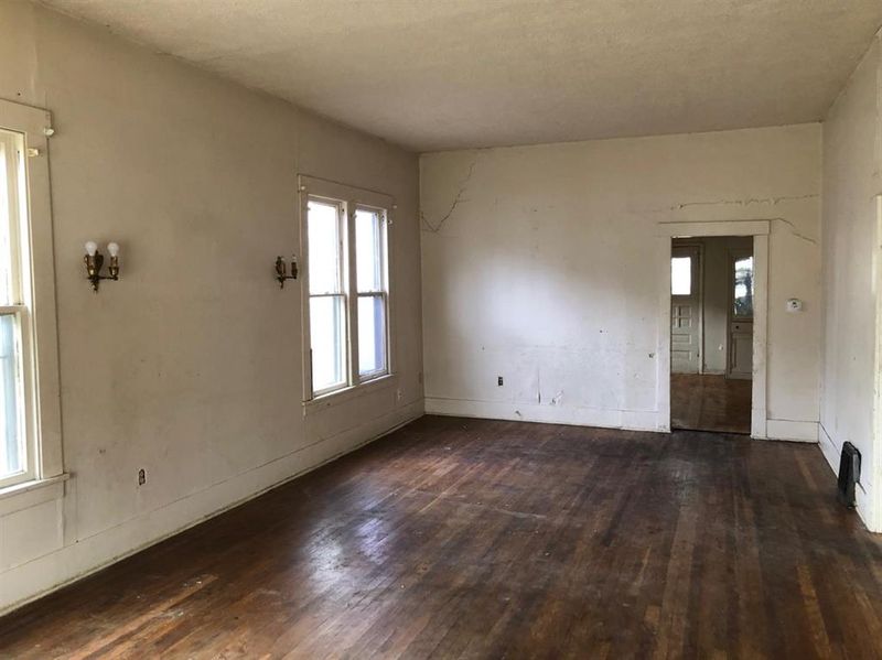 1323 Grand Ave, Parsons, KS 67357