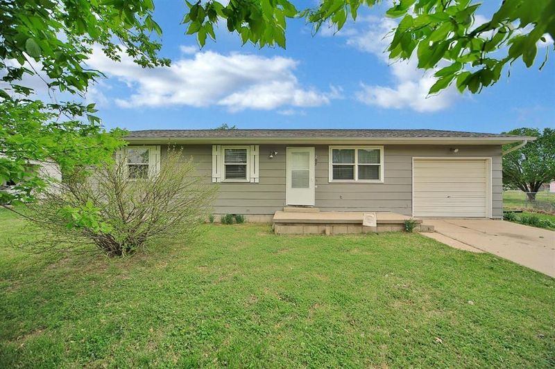 207 E 11th Ave, Caney, KS 67333