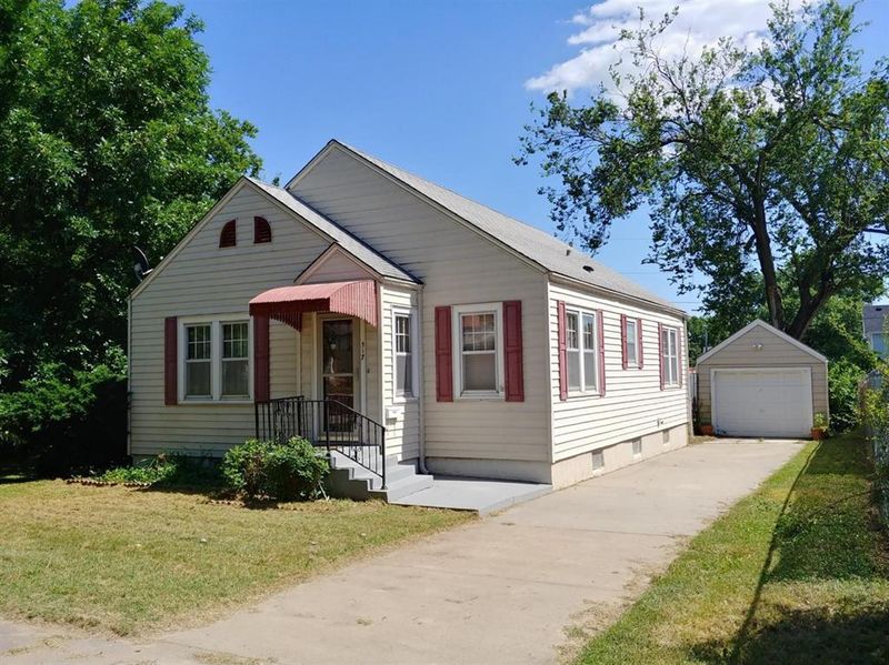 517 W Elm St, Chanute, KS 66720