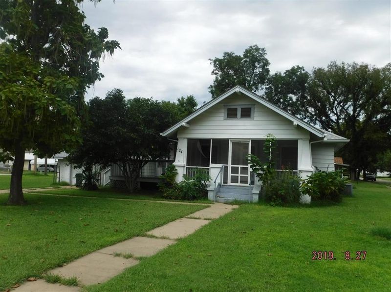 124 W Oak St, Independence, KS 67301