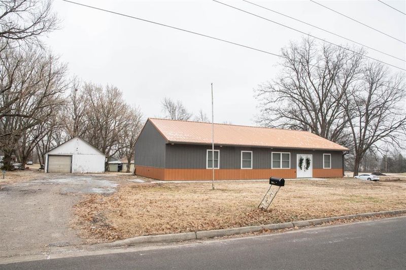 1202 N 4th St, Neodesha, KS 66757