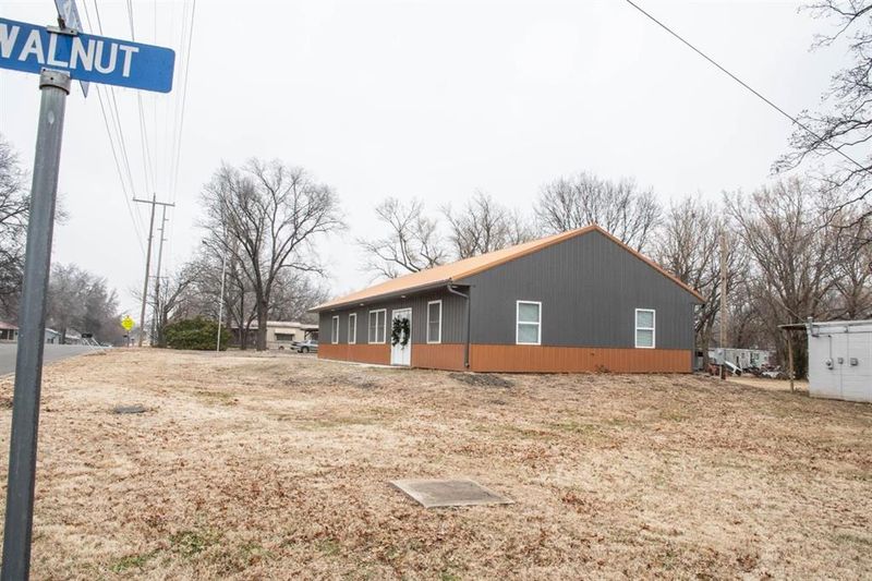 1202 N 4th St, Neodesha, KS 66757