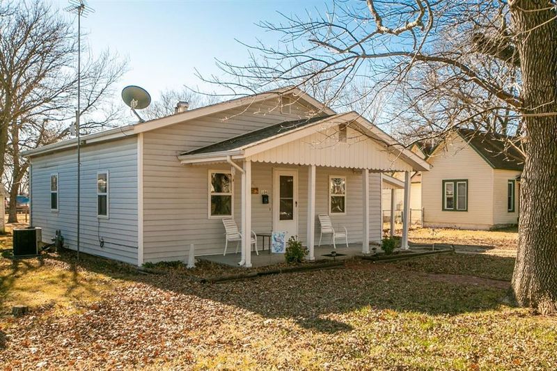 106 E 5th Ave, Caney, KS 67333