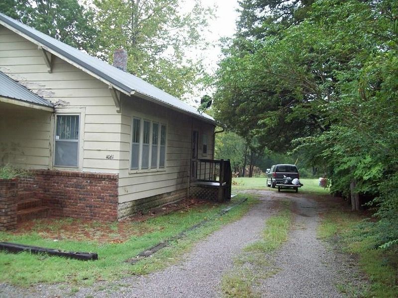 4061 Parkview Dr, Frontenac, KS 66763