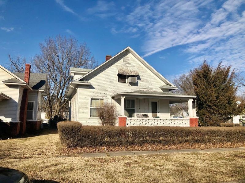 220 N 28th St, Parsons, KS 67357