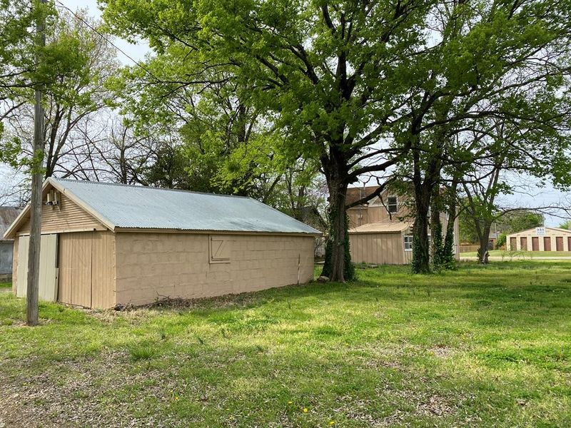 606 E 3rd Ave, Caney, KS 67333