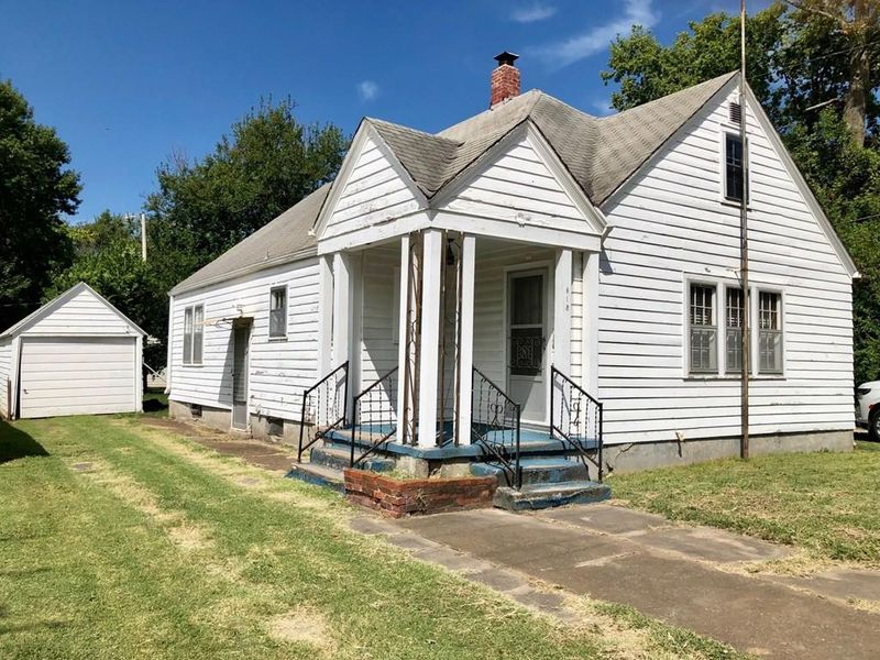 615 S 16th St, Parsons, KS 67357